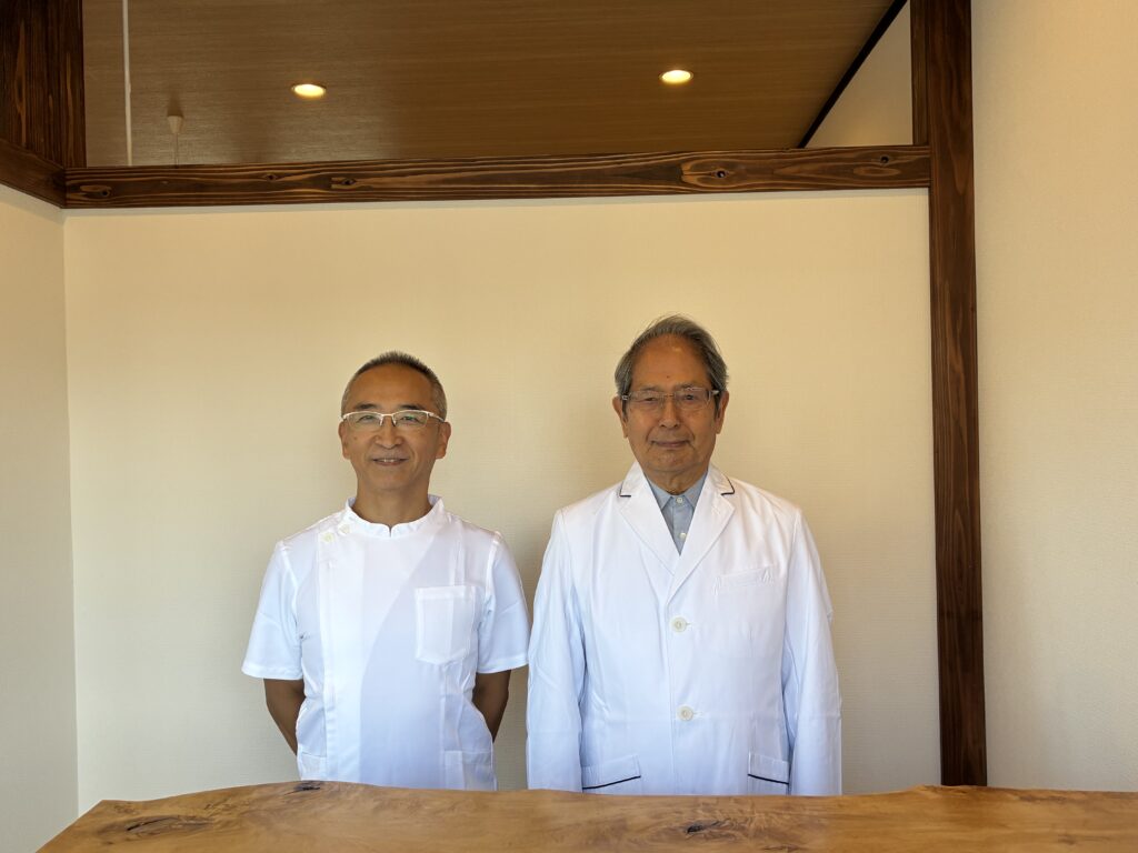 白衣を着た二人